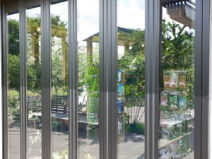 (室外) 外からは中が見えにくい